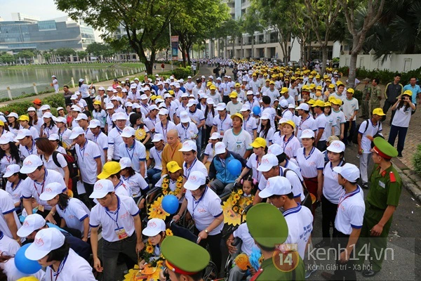 Chủ tịch nước Trương Tấn Sang v&agrave; hơn 7.000 người đi bộ "s&aacute;nh bước y&ecirc;u thương" 13