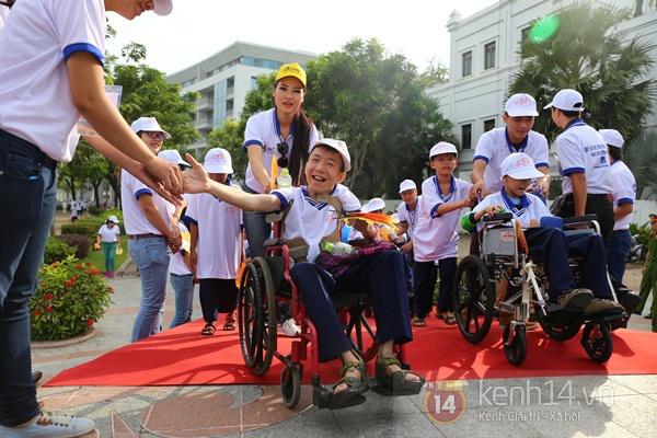 Chủ tịch nước Trương Tấn Sang v&agrave; hơn 7.000 người đi bộ "s&aacute;nh bước y&ecirc;u thương" 16