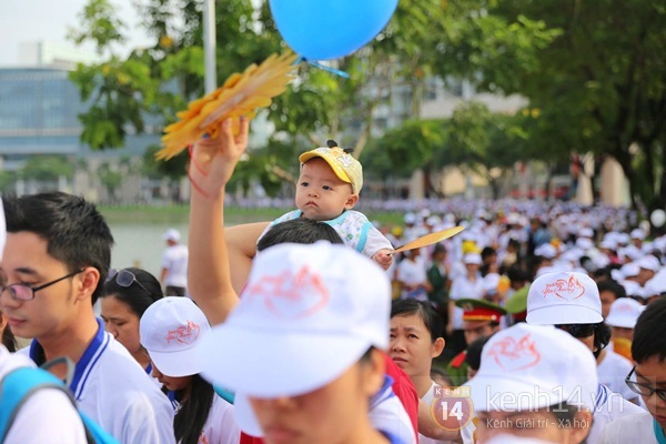 Chủ tịch nước Trương Tấn Sang v&agrave; hơn 7.000 người đi bộ "s&aacute;nh bước y&ecirc;u thương" 17