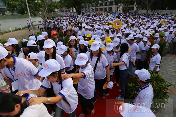 Chủ tịch nước Trương Tấn Sang v&agrave; hơn 7.000 người đi bộ "s&aacute;nh bước y&ecirc;u thương" 19