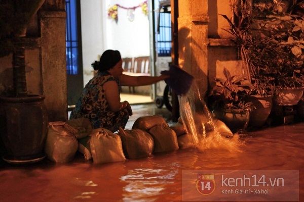 Chùm ảnh: Người Sài Gòn sống chung với rác và nước bẩn vì triều cường kỉ lục 4