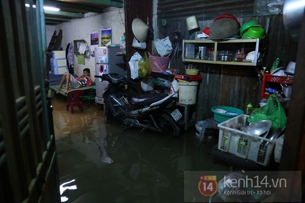 Chùm ảnh: Người Sài Gòn sống chung với rác và nước bẩn vì triều cường kỉ lục 7