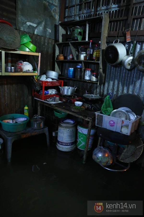 Chùm ảnh: Người Sài Gòn sống chung với rác và nước bẩn vì triều cường kỉ lục 9