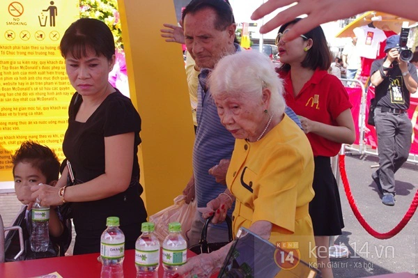 Người Sài Gòn xếp hàng dài trong nắng để được ăn Mc Donald's  4