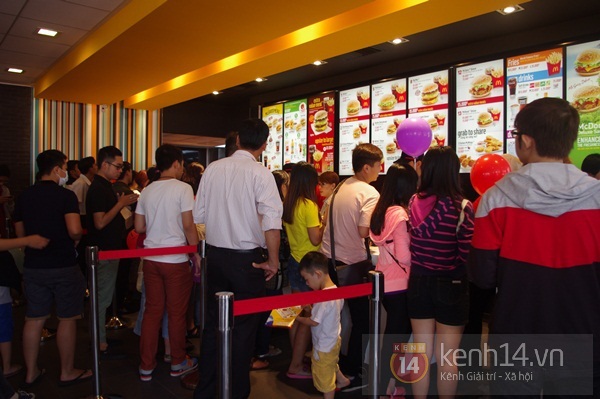 Người Sài Gòn xếp hàng dài trong nắng để được ăn Mc Donald's  7