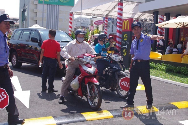 Người Sài Gòn xếp hàng dài trong nắng để được ăn Mc Donald's  24