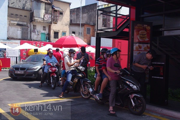 Người Sài Gòn xếp hàng dài trong nắng để được ăn Mc Donald's  26