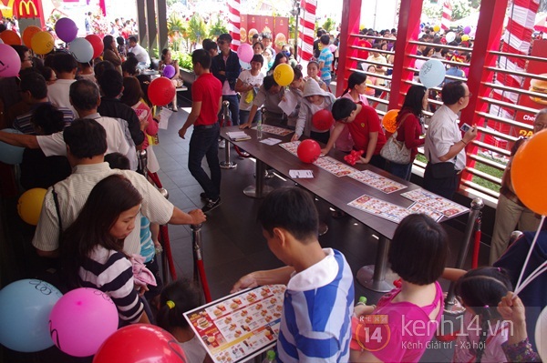 Người Sài Gòn xếp hàng dài trong nắng để được ăn Mc Donald's  16