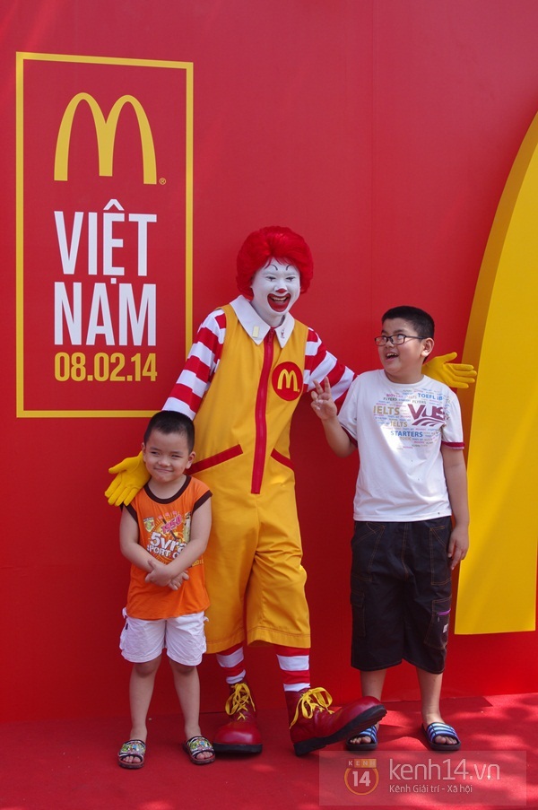 Người Sài Gòn xếp hàng dài trong nắng để được ăn Mc Donald's  23