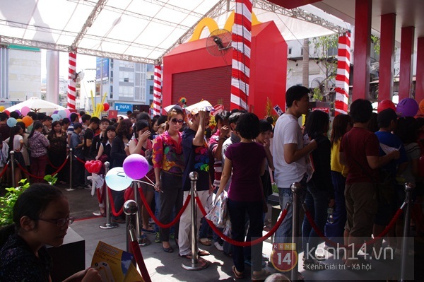 Người Sài Gòn xếp hàng dài trong nắng để được ăn Mc Donald's  10