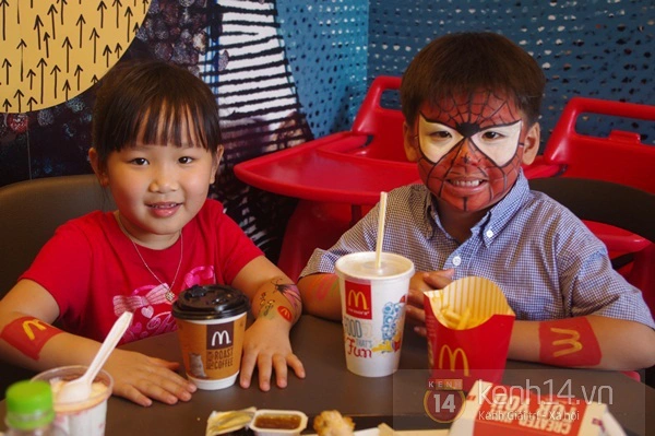 Người Sài Gòn xếp hàng dài trong nắng để được ăn Mc Donald's  12