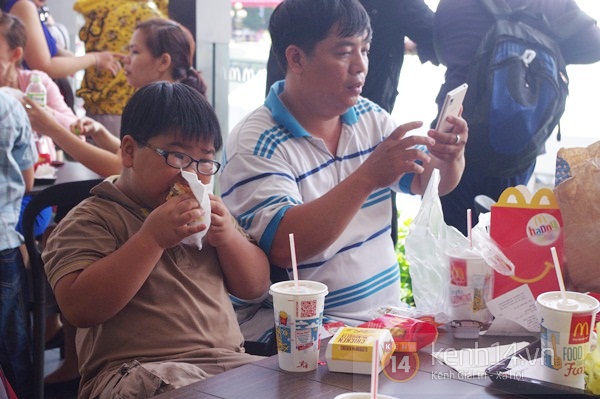 Người Sài Gòn xếp hàng dài trong nắng để được ăn Mc Donald's  13