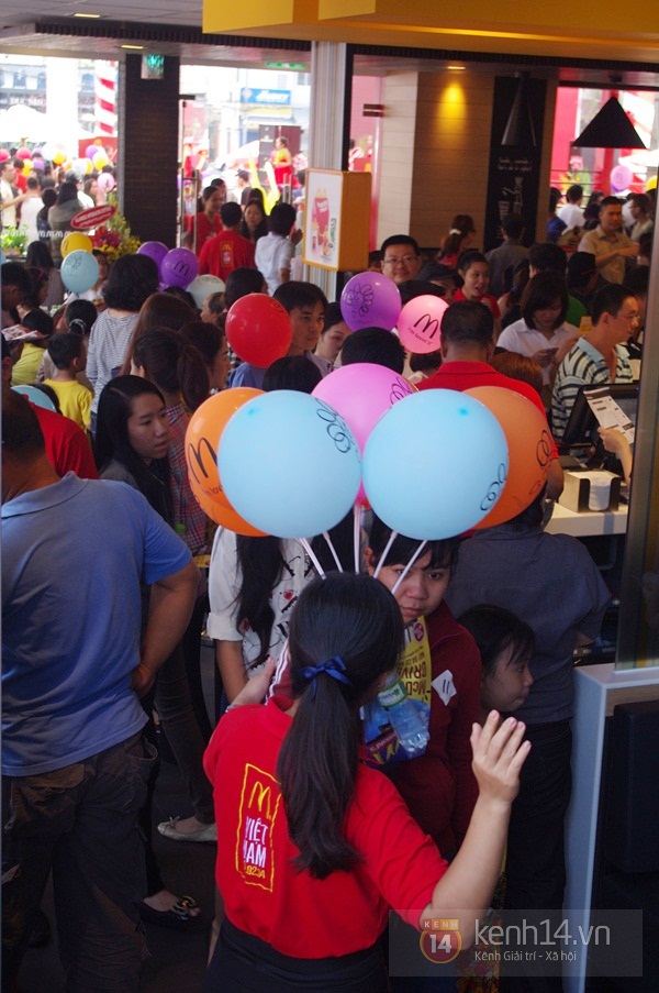 Người Sài Gòn xếp hàng dài trong nắng để được ăn Mc Donald's  14