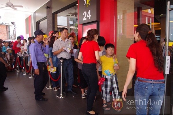 Người Sài Gòn xếp hàng dài trong nắng để được ăn Mc Donald's  15