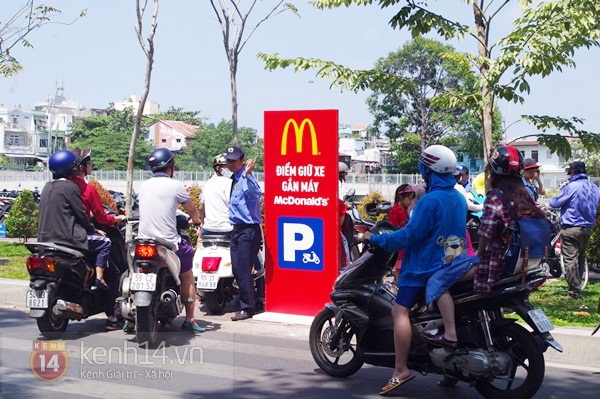 Người Sài Gòn xếp hàng dài trong nắng để được ăn Mc Donald's  6