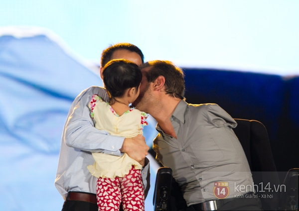 Cô bé Việt Nam không tay dành cho Nick Vujicic nụ hôn đặc biệt 18