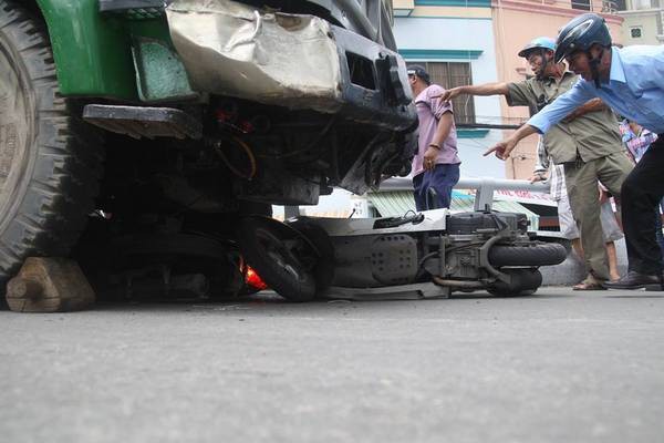 TP. HCM: Xe chở r&aacute;c mất thắng nghiền n&aacute;t 4 xe m&aacute;y 3