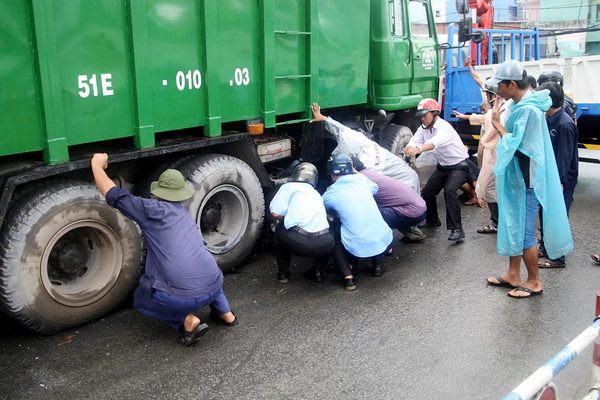 TP. HCM: Xe chở r&aacute;c mất thắng nghiền n&aacute;t 4 xe m&aacute;y 1