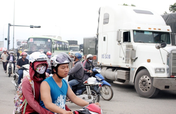 TP.HCM: Container lao v&agrave;o xe bu&yacute;t khiến giao th&ocirc;ng t&ecirc; liệt 3