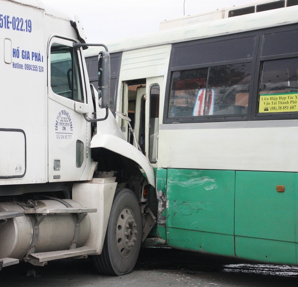 TP.HCM: Container lao v&agrave;o xe bu&yacute;t khiến giao th&ocirc;ng t&ecirc; liệt 2
