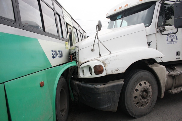 TP.HCM: Container lao vào xe buýt khiến giao thông tê liệt 1