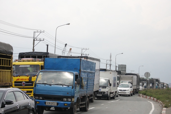TP.HCM: Container lao vào xe buýt khiến giao thông tê liệt 4