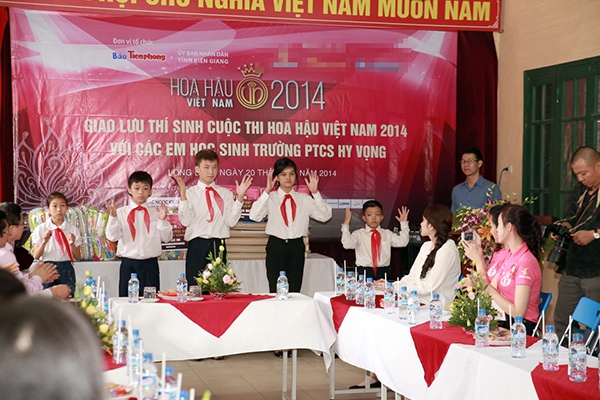 Thí sinh Hoa hậu Việt Nam 2014 tích cực tham gia từ thiện 5