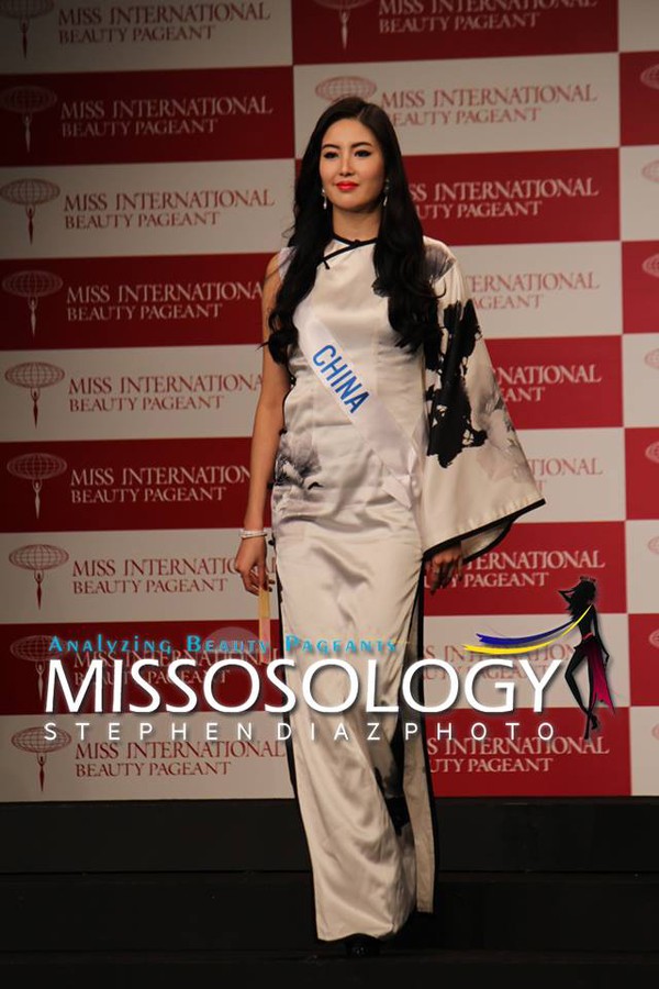 Đặng Thu Thảo tự tin khoe trang phục dân tộc tại Miss International 4