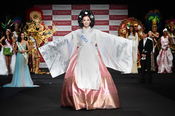 Đặng Thu Thảo tự tin khoe trang phục dân tộc tại Miss International 6