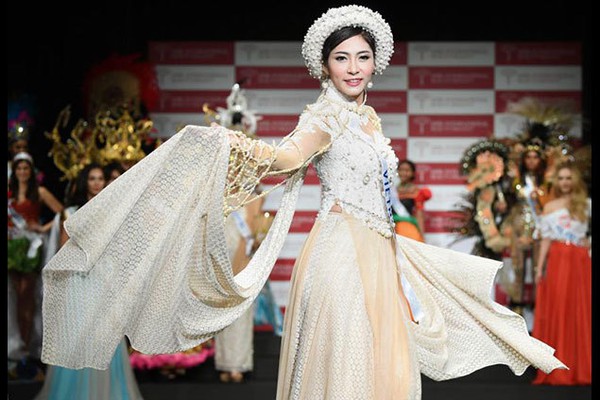 Đặng Thu Thảo tự tin khoe trang phục dân tộc tại Miss International 1