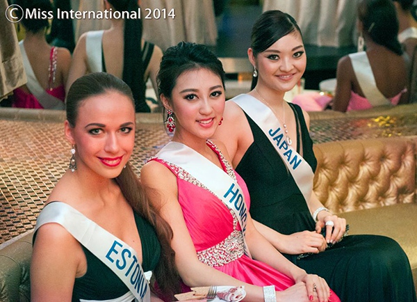 Tranh thêu của Đặng Thu Thảo bán đấu giá cao nhất tại Miss International 8