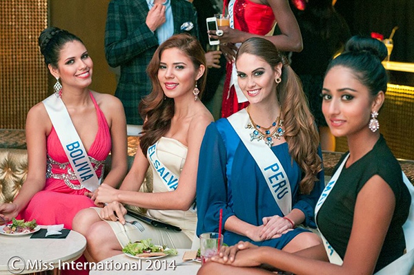 Tranh thêu của Đặng Thu Thảo bán đấu giá cao nhất tại Miss International 7
