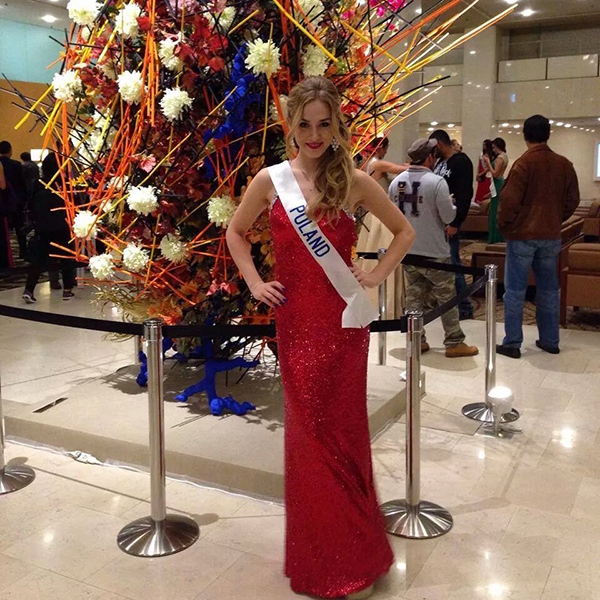 Tranh thêu của Đặng Thu Thảo bán đấu giá cao nhất tại Miss International 12