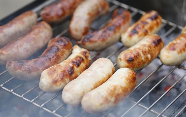 Cận cảnh cách làm xúc xích Đức Bratwurst ngon lừng danh 2