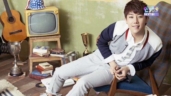 INFINITE cực điển trai trong loạt clip "nh&aacute; h&agrave;ng" 21