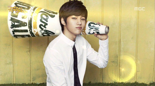 INFINITE cực điển trai trong loạt clip "nh&aacute; h&agrave;ng" 17