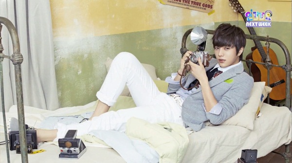 INFINITE cực điển trai trong loạt clip "nh&aacute; h&agrave;ng" 18
