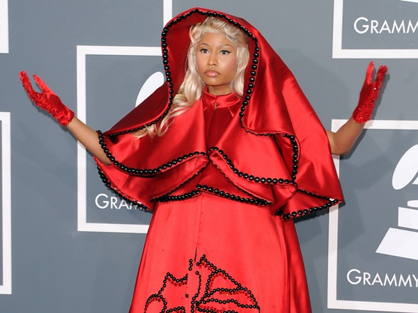 Nicki Minaj cãi nhau "ì xèo" với thí sinh Idol 5