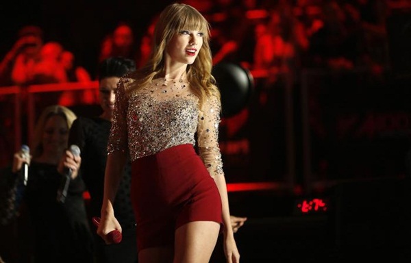 Nghe Taylor Swift cover các hit đình đám thế giới 3