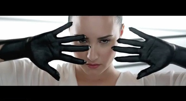 Demi Lovato nhử fan với teaser dài... 9 giây 2