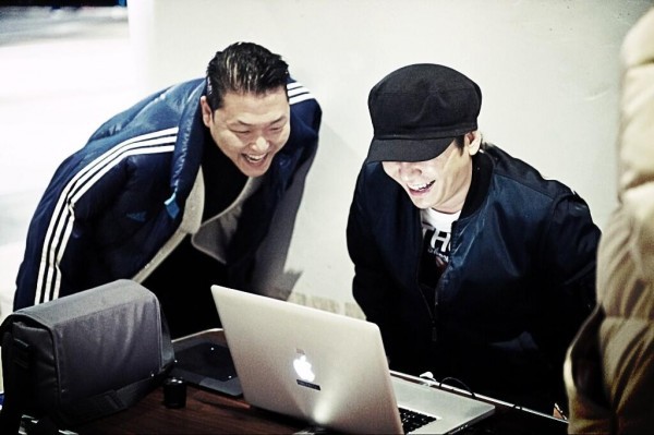 "Bố Yang" hí hửng xem thử MV "Gentleman" cùng Psy 1
