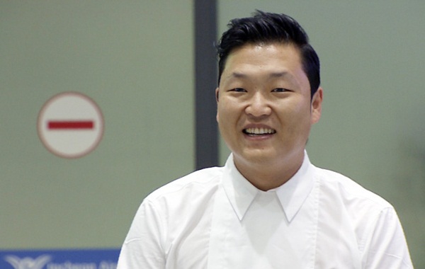"Bố Yang" hí hửng xem thử MV "Gentleman" cùng Psy 2