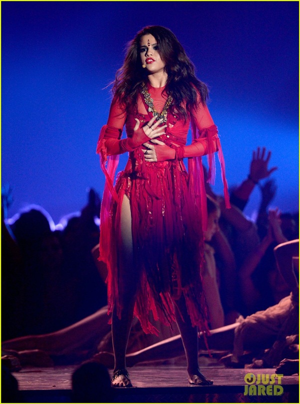 Selena Gomez cực nóng bỏng trên sân khấu "MTV Movie Awards" 4