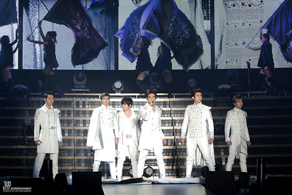 JYP lên tiếng về bức hình "sai sự thật" trong concert 2PM 3