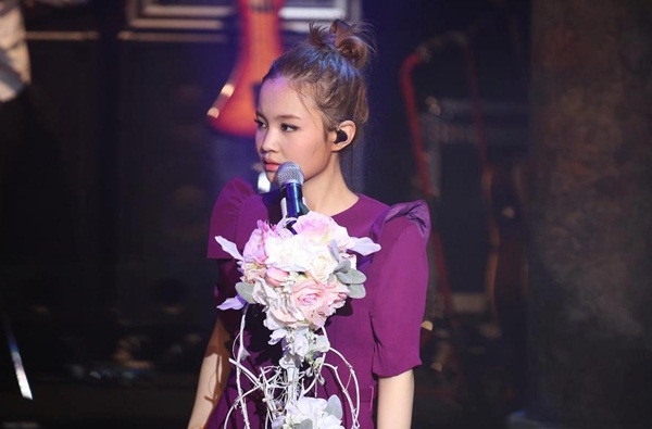 "Đóa hồng" Lee Hi sung sức trong concert riêng đầu tiên 6