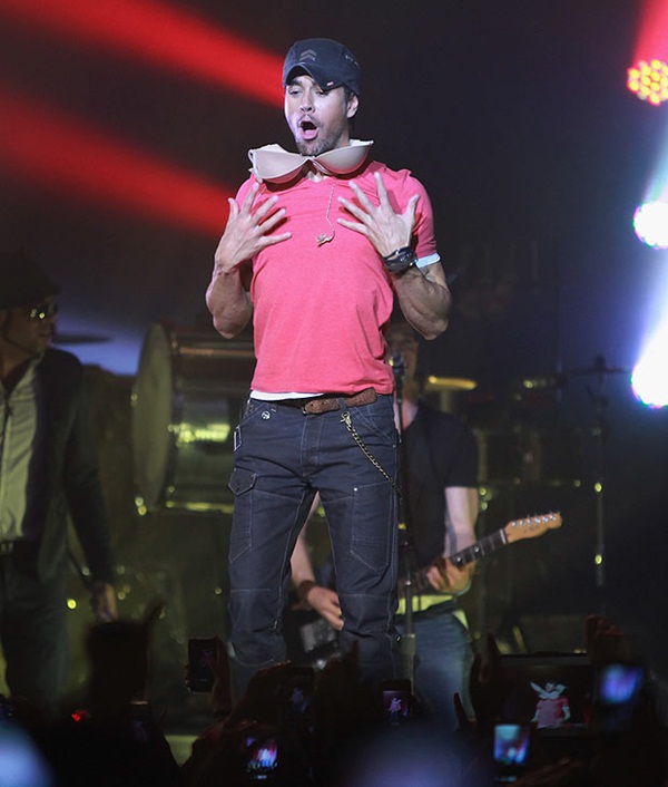 Enrique Iglesias "nghịch" áo ngực phụ nữ trên sân khấu 1