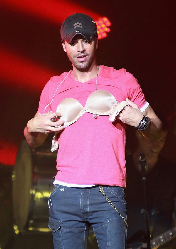 Enrique Iglesias "nghịch" áo ngực phụ nữ trên sân khấu 3