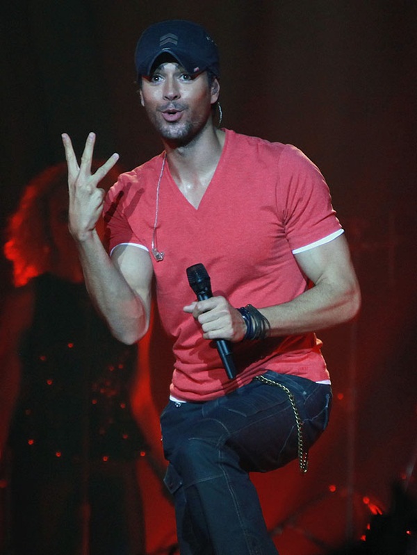 Enrique Iglesias "nghịch" áo ngực phụ nữ trên sân khấu 5