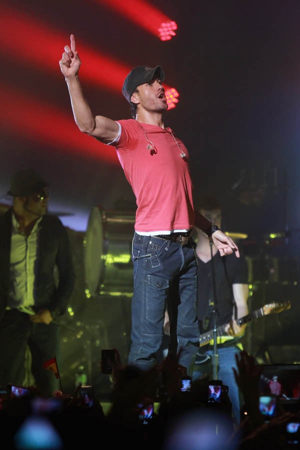 Enrique Iglesias "nghịch" áo ngực phụ nữ trên sân khấu 6