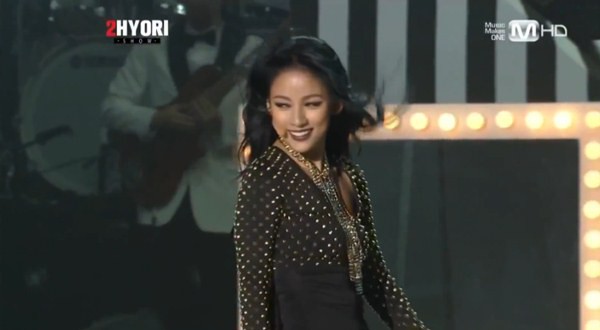 Lee Hyori "nóng bỏng" với vũ công nam trong show trở lại 5